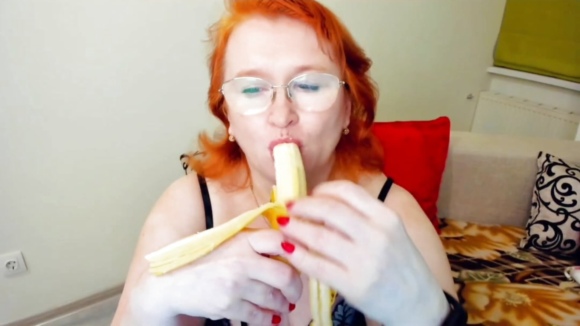 I am eating banana - 視頻由 leiamillersonn 主播提供