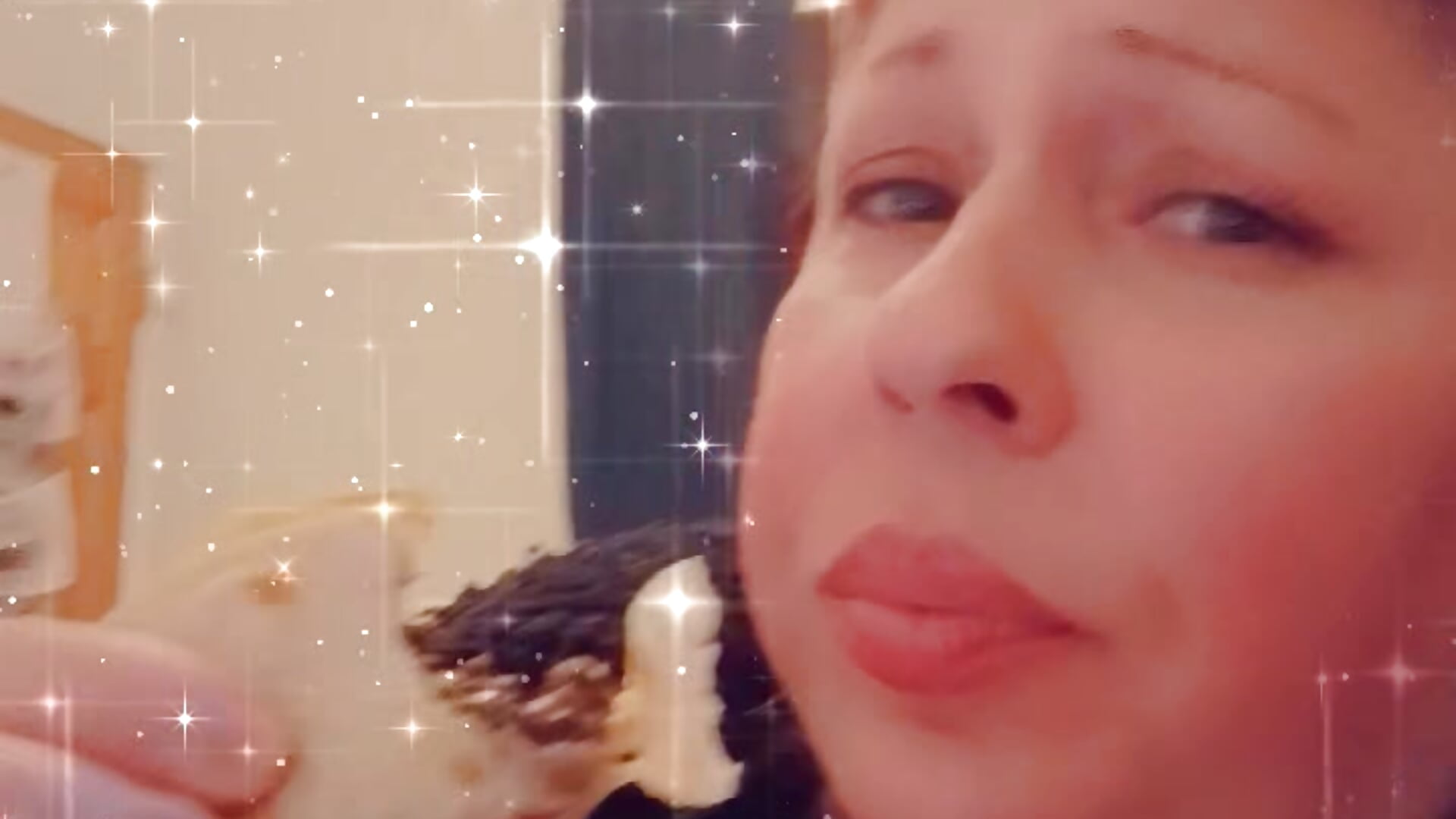 Mmmmm eating taco's beautiful breasts exposed - video di starlight1983 modella di cam