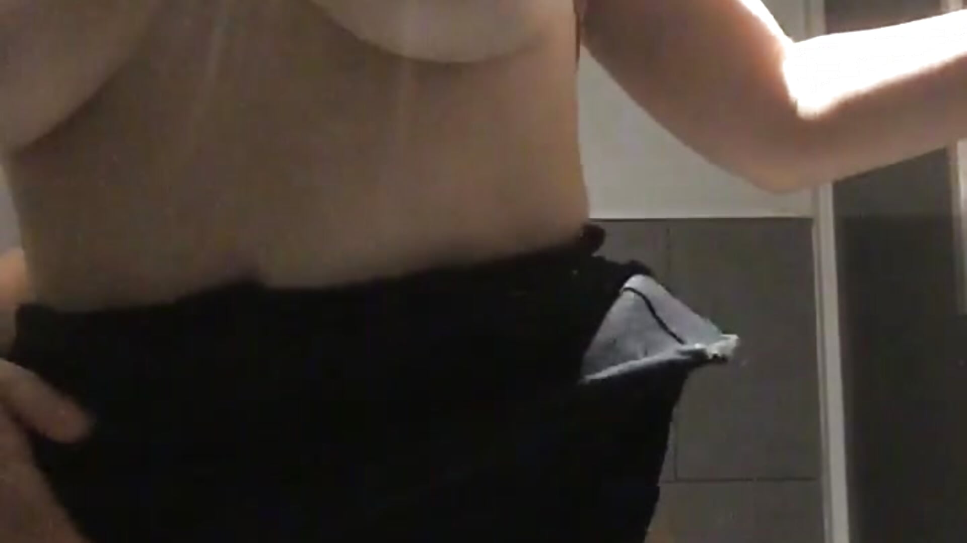 Public bathroom play 1m－カメラキャストのvictoria97の動画