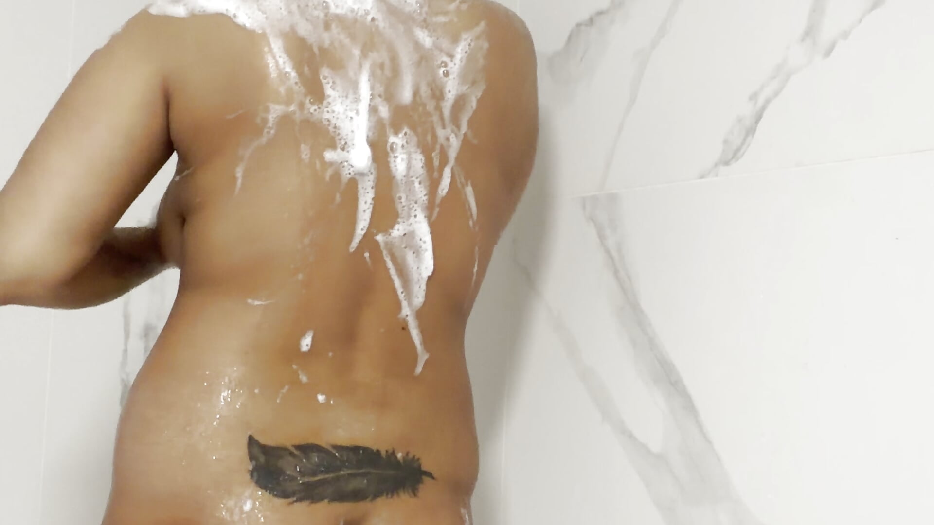 IN DOCCIA CON IL DILDO