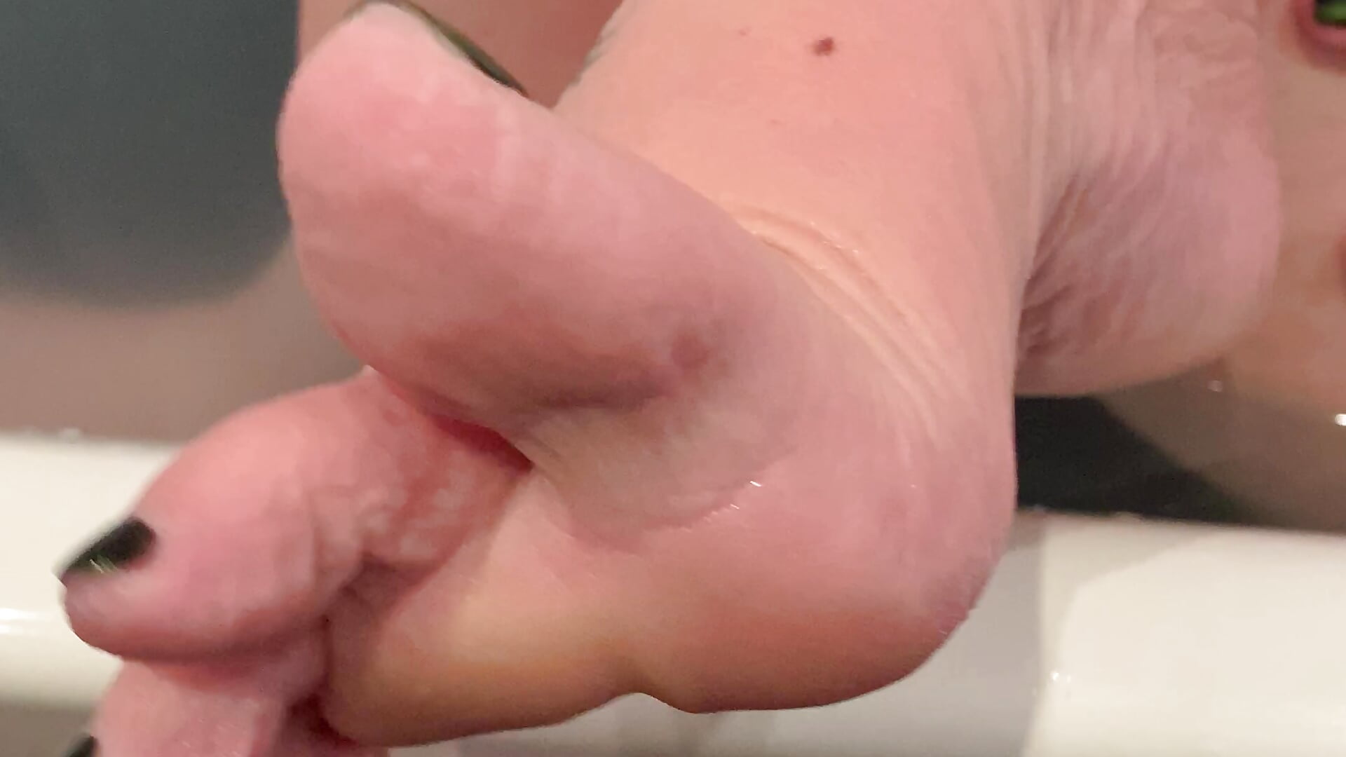 ppv: Bare Feet in the bath ... JOI Spunk over my feet! - vidéo du modèle de showcams catherinecan69