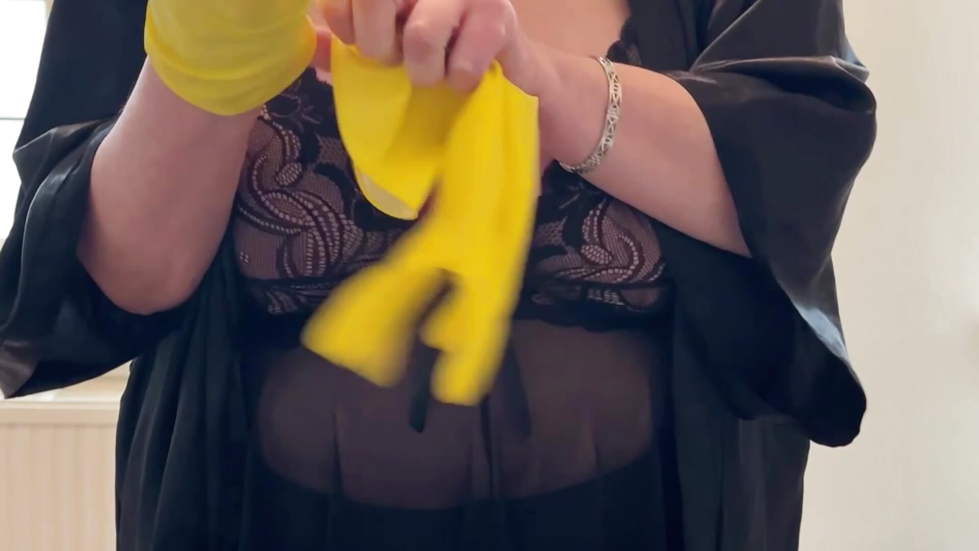 FREE TEASER: Your Best Friends Mum says there’s always washing up to do, Thank god f - vidéo du modèle de showcams catherinecan69