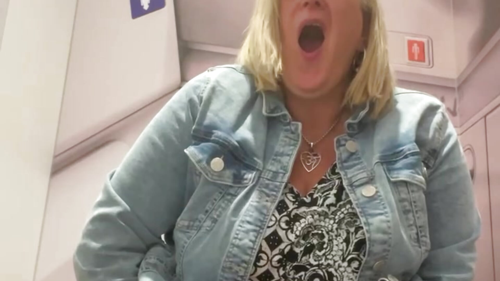 ppv: A little horny finger play in the airport - vidéo du modèle de showcams catherinecan69