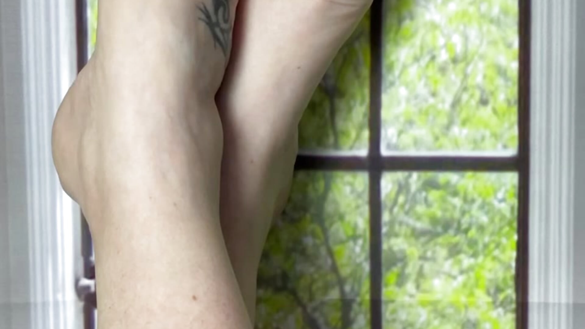 ppv: Bare feet and toe rings - vidéo du modèle de showcams catherinecan69