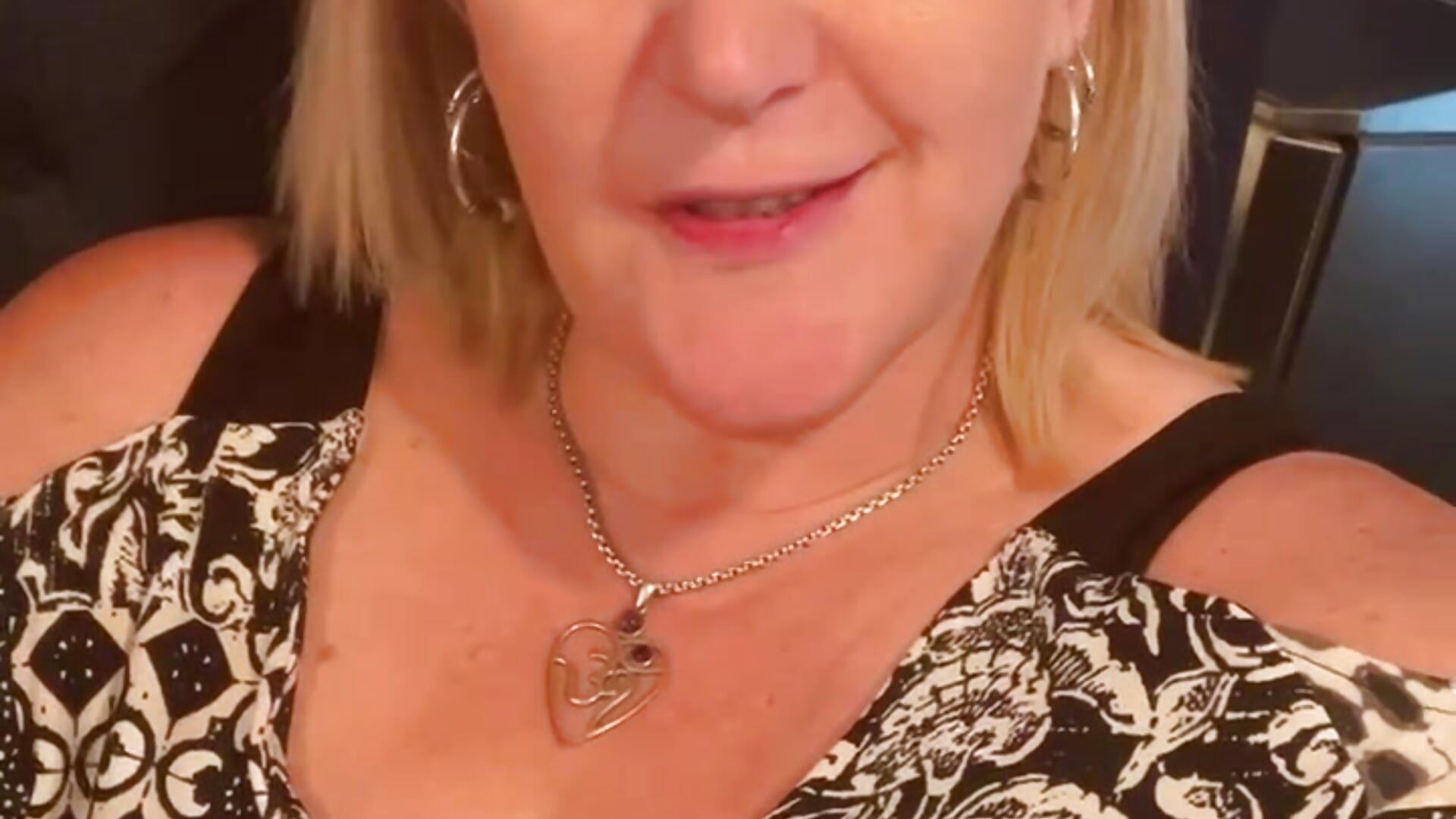 Free: I’m sat in the airport, it’s a little noisy forgive me x - vidéo du modèle de showcams catherinecan69