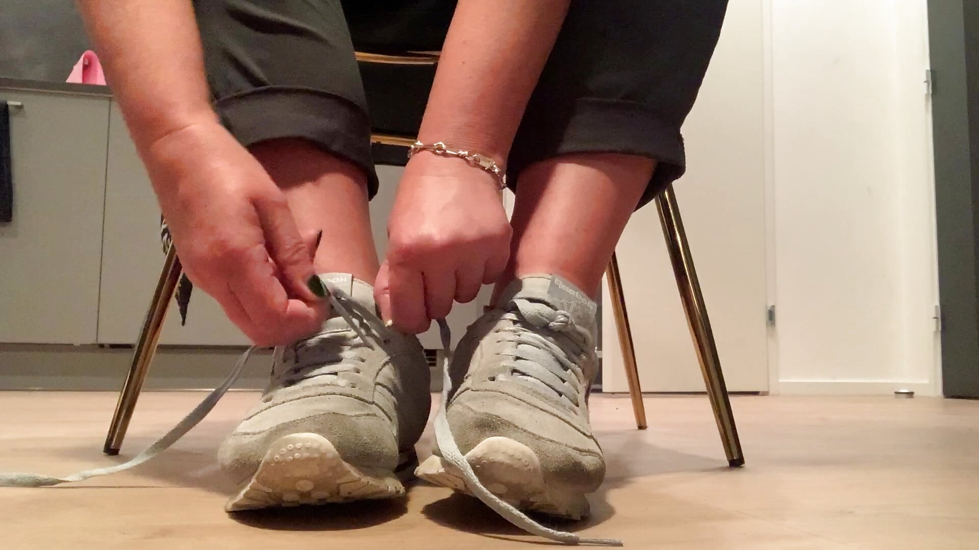 ppv: sweaty feet in sweaty trainers - vidéo du modèle de showcams catherinecan69
