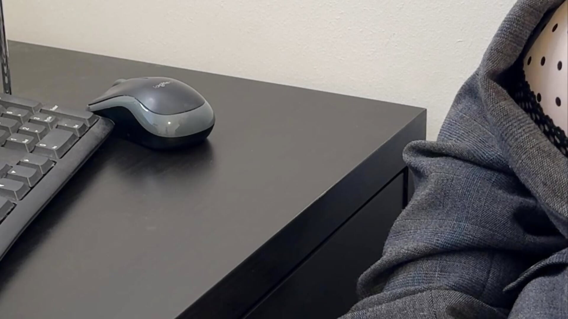 You wank for your secretary after watching her at her desk - video by catherinecan69 cam model