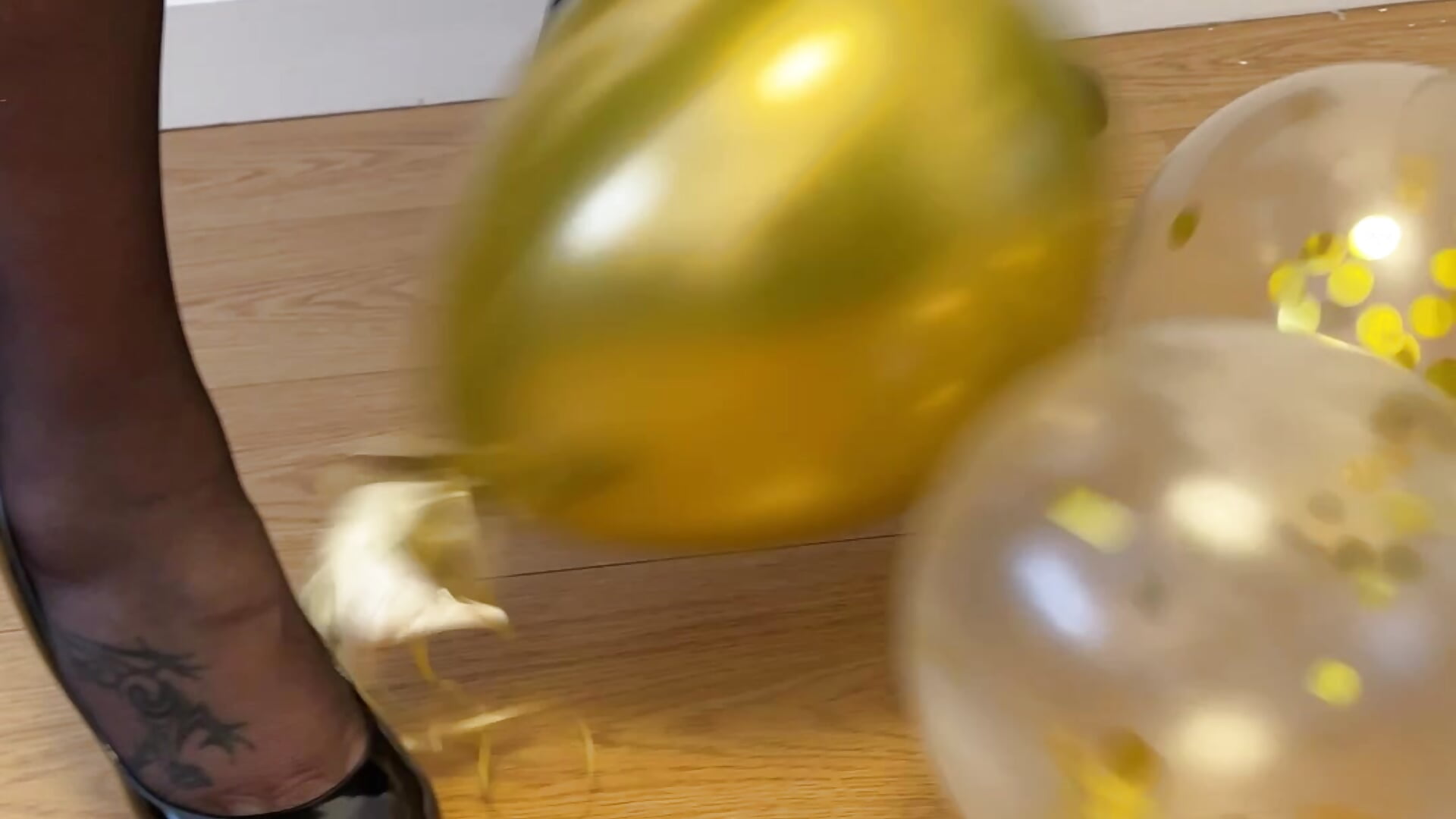 Balloon Popping Fun with tits and arse on show lol - video by catherinecan69 cam model