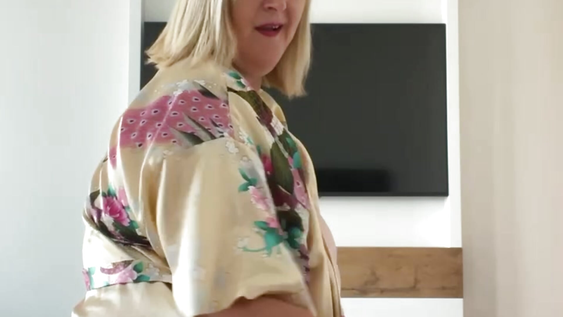 ppv: Fuck me doggy in my big hotel bed …. Shit the bed squeaks lol - vidéo du modèle de showcams catherinecan69