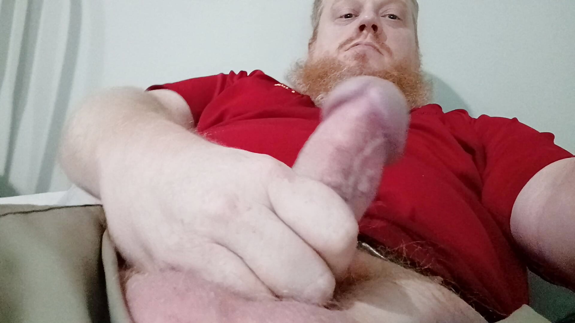 Johnny Red Hendrickson stroking his Big Ginger Cock. – video od webkamerové modelky JohnnyRed883