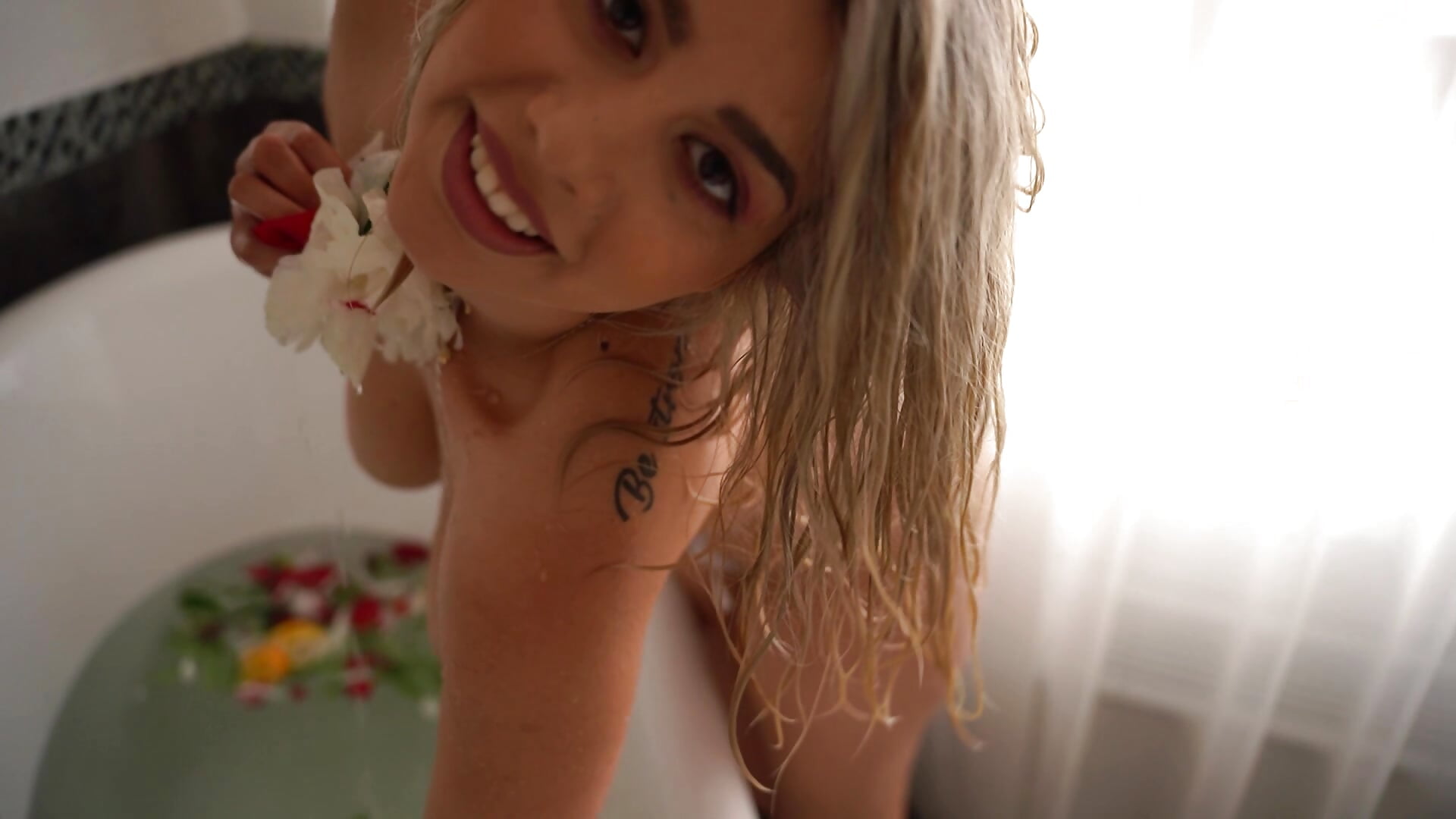 Naked and wet - video by TaylorMyst cam model