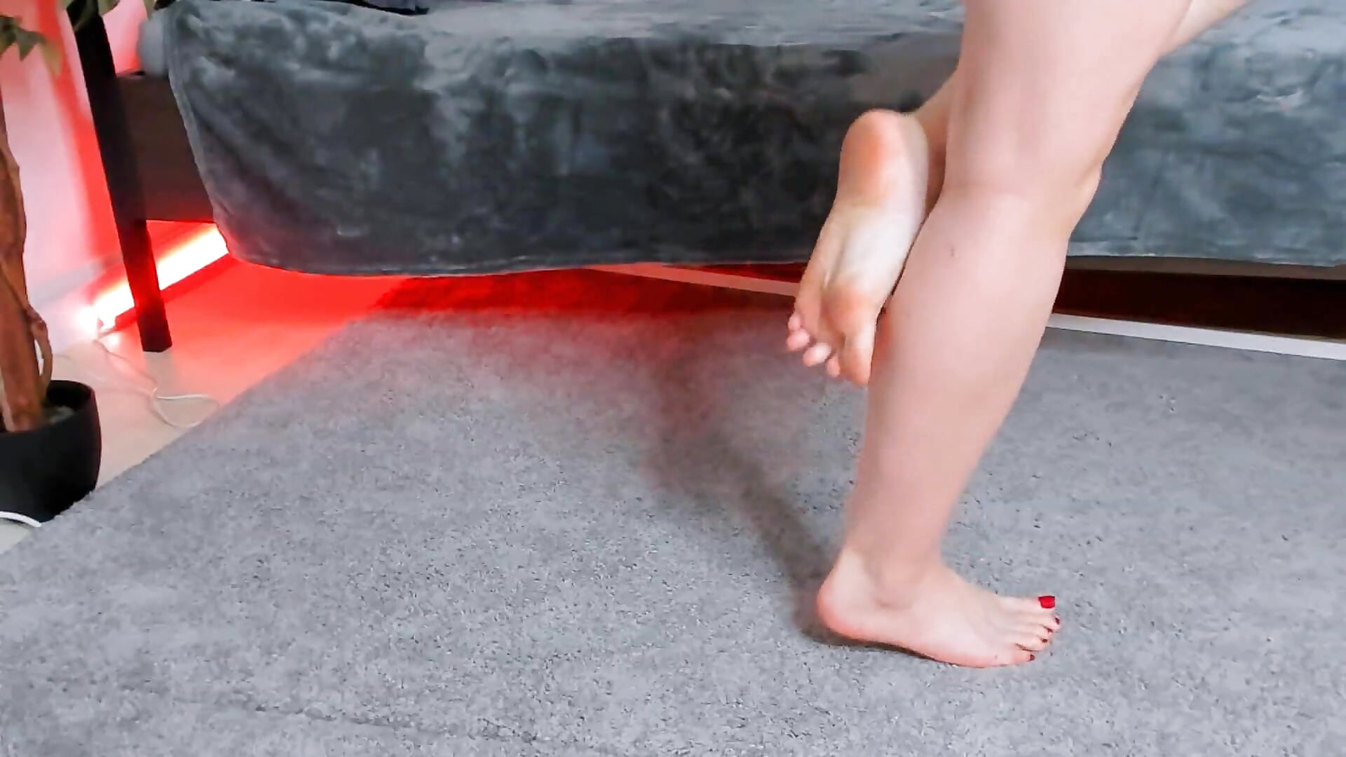 legs feet walk - video di LilianKroft modella di cam