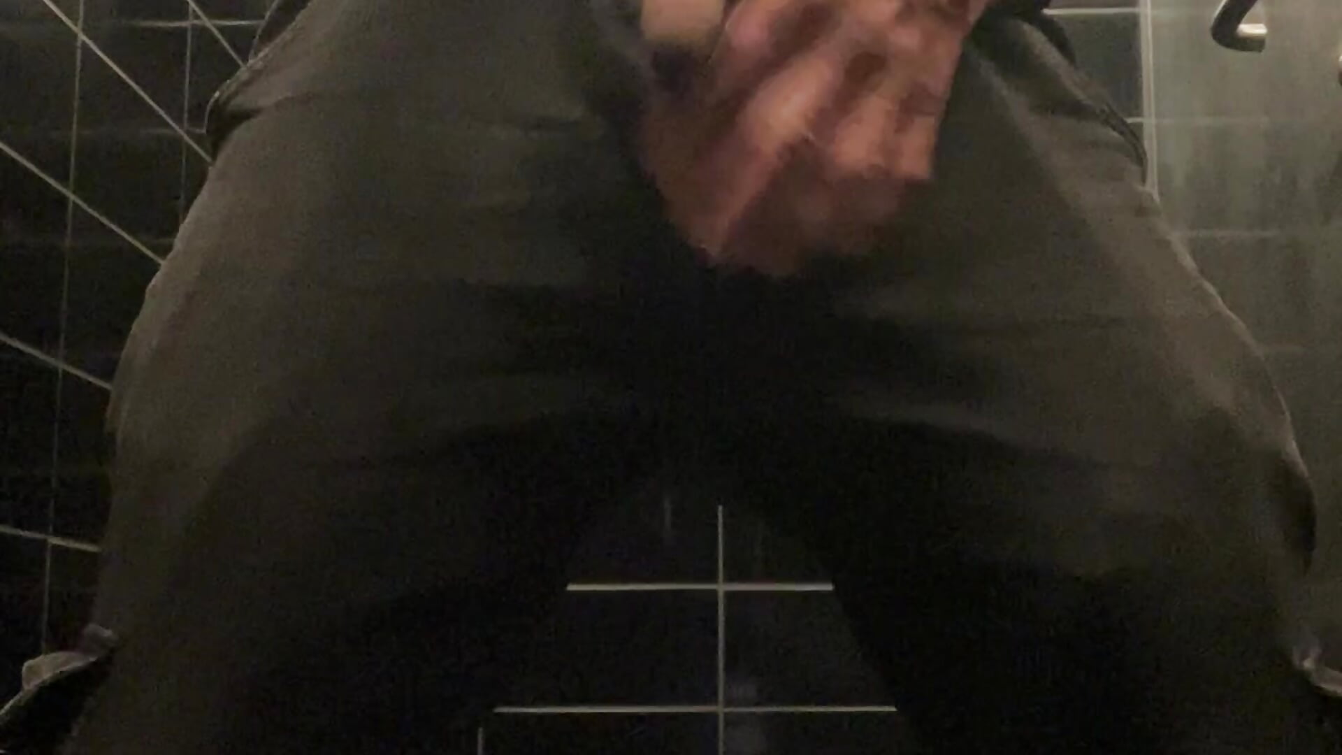 Wichsen öffentliche Toilette - video by Atlanta21 cam model