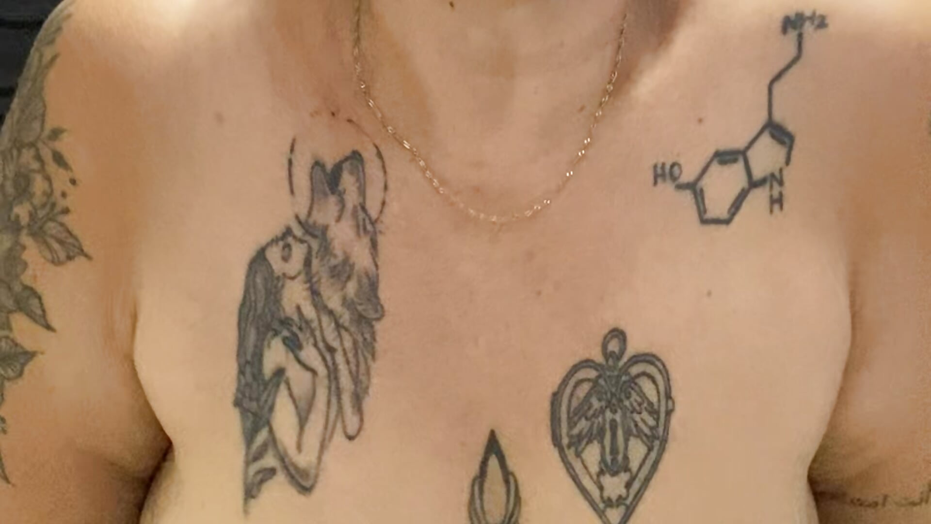 massaging my ass and my breasts - video by laura_riley cam model