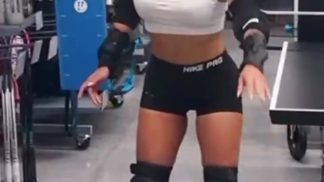 A sexy skater - video av Sarah_Stone_ cam model