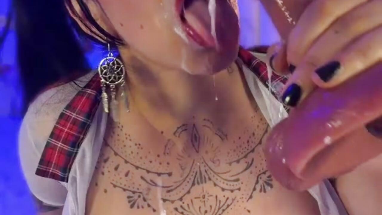 mm I like to suck 2 cocks  messy