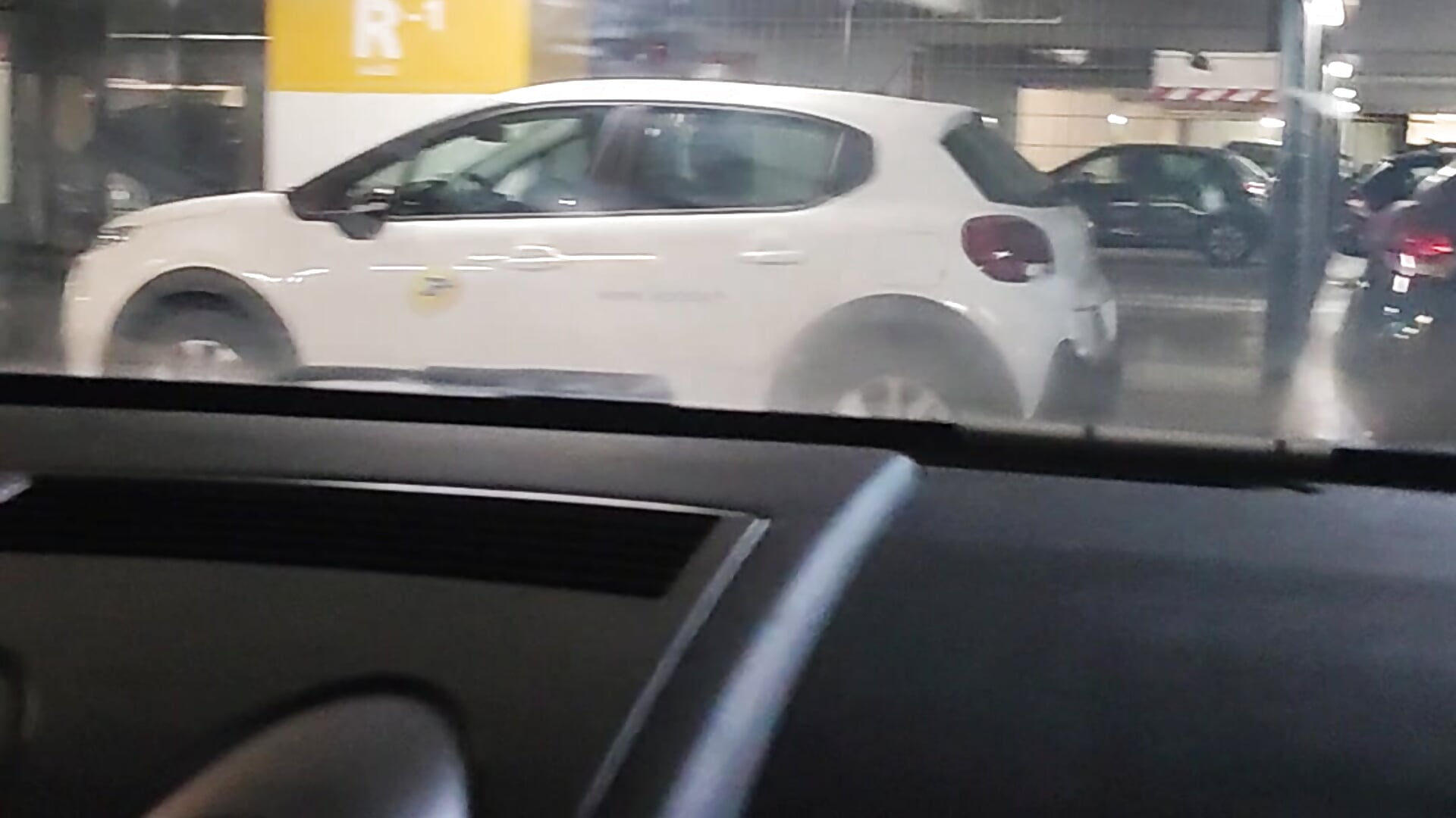 Pipe en parking souterrain - vídeo de misscectito13