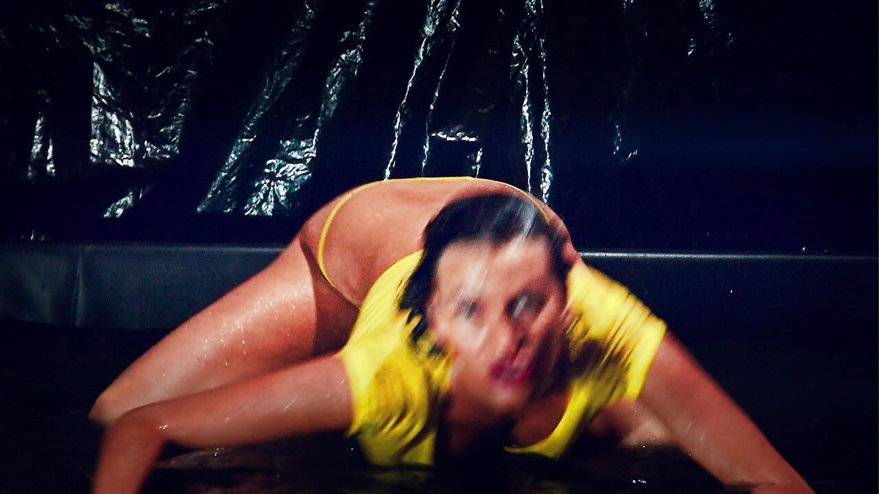 TEASING WATER AND BODY. - video by HotDreamm cam model