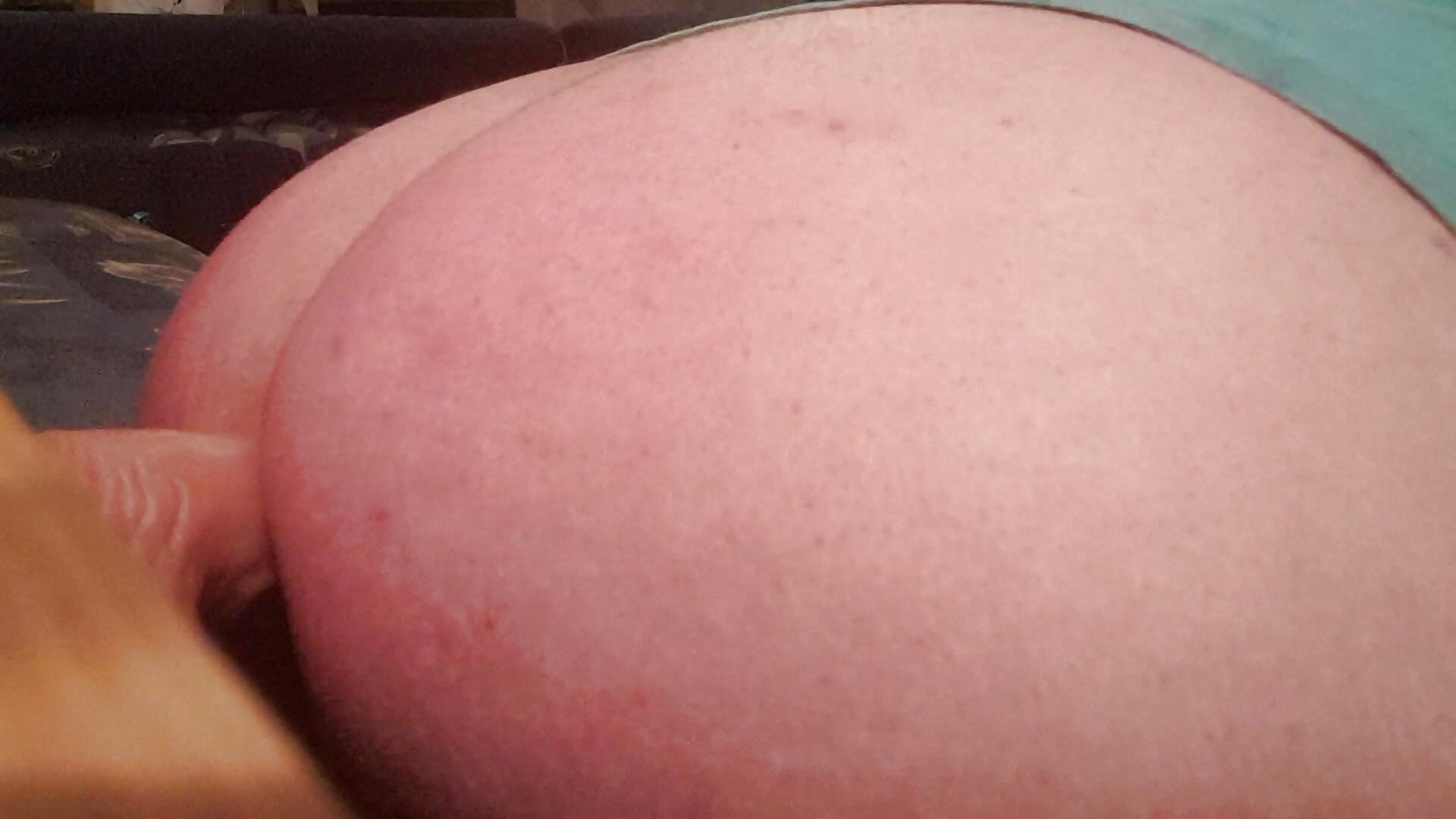 Das erste mal den riesen Dildo im Arsch - Video von YoungdaddY_forFun_DW Cam-Model