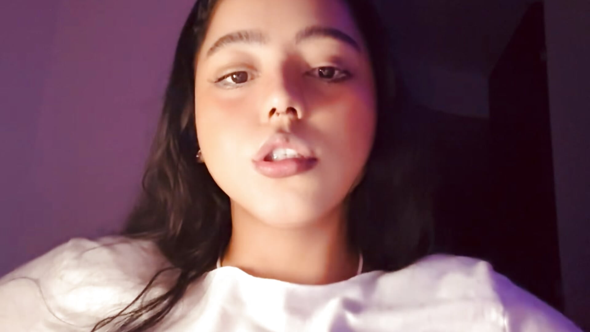 Licking boobs and naked－カメラキャストのNaiara_sexの動画