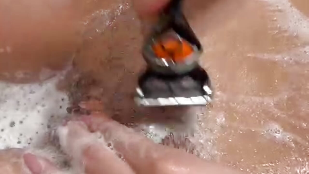 shave hairy pussy in the bathroom - vídeo de DoviaClaire modelo de câmara