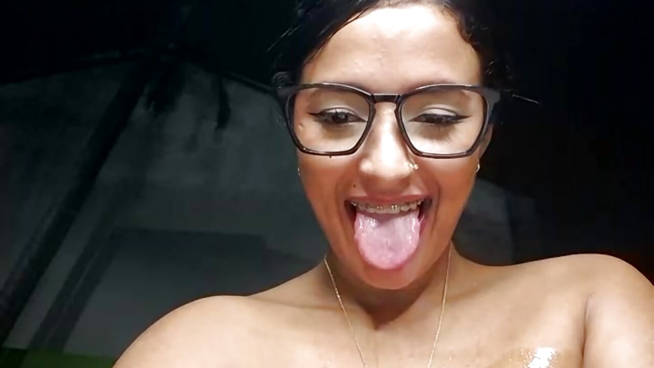 BEING NAUGHTY IN THE POOL - clip cu SaharQamar model videochat