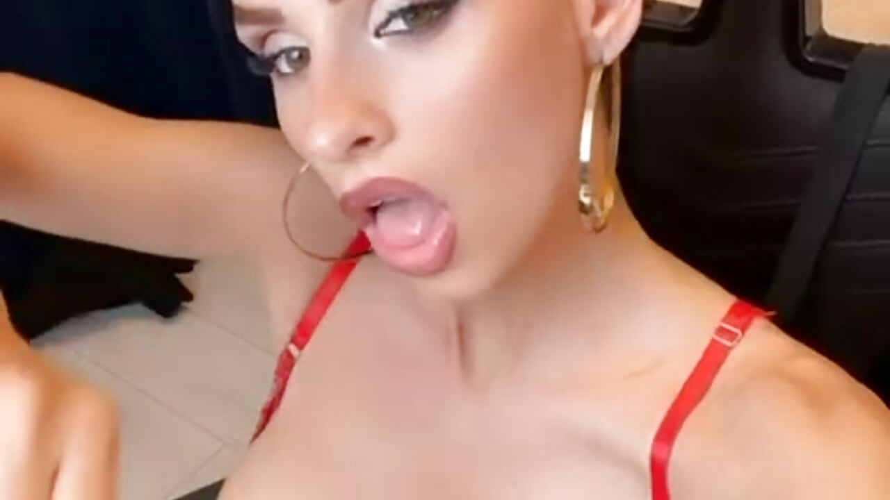 WhatsApp Video 2026-04-11 at 22,16,06 - video di FlirtDeea modella di cam