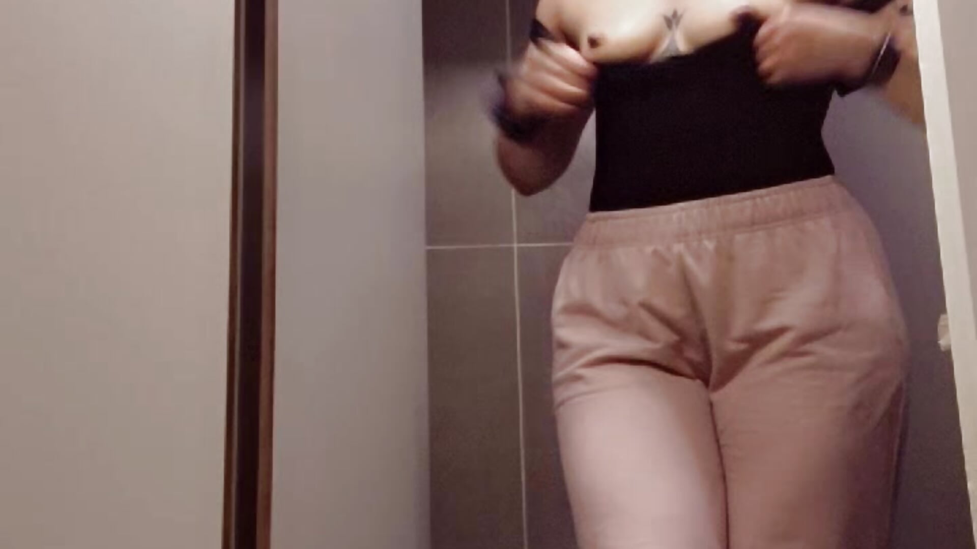 Topless at the gym - video di Best_DollSM modella di cam