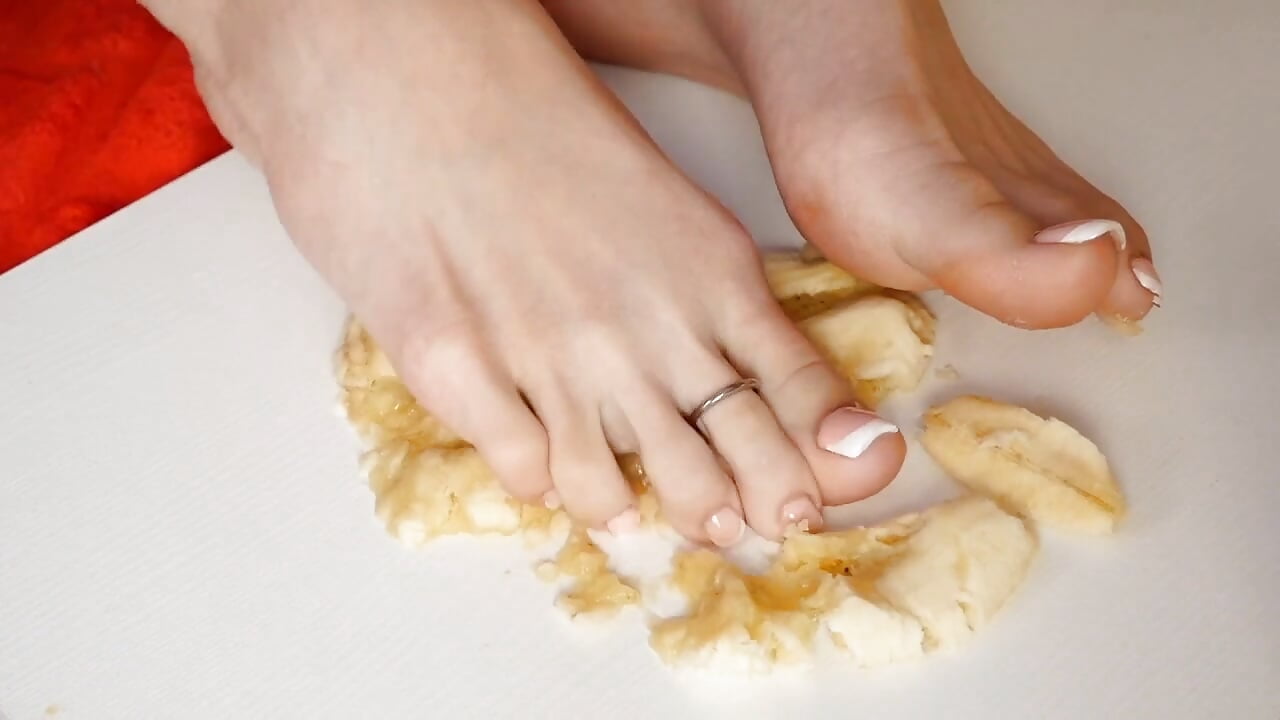 Crush a banana and lick feet — filmik diana_rotor, modela(-lki) na kamerkach