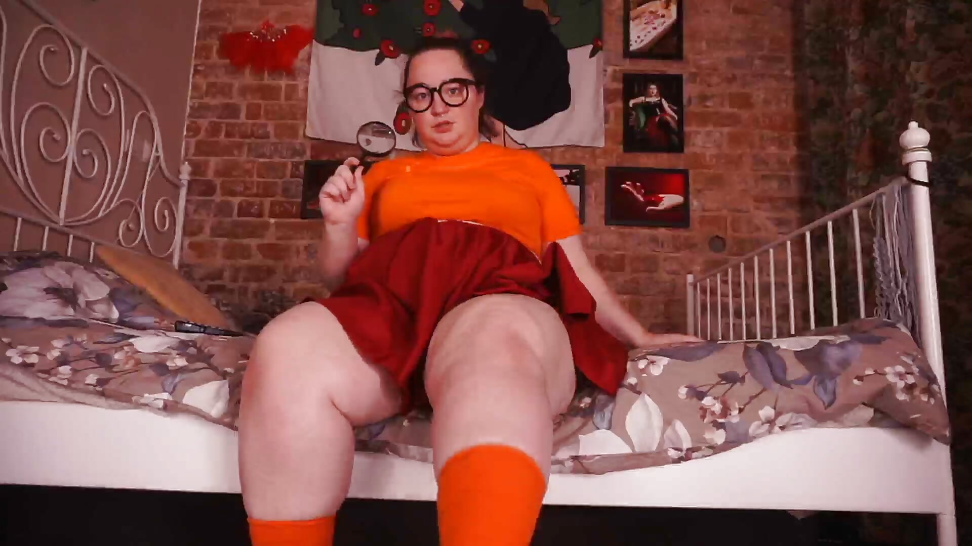 Velma from Scooby-Doo cosplay - vídeo de la modelo de cam ass_gives