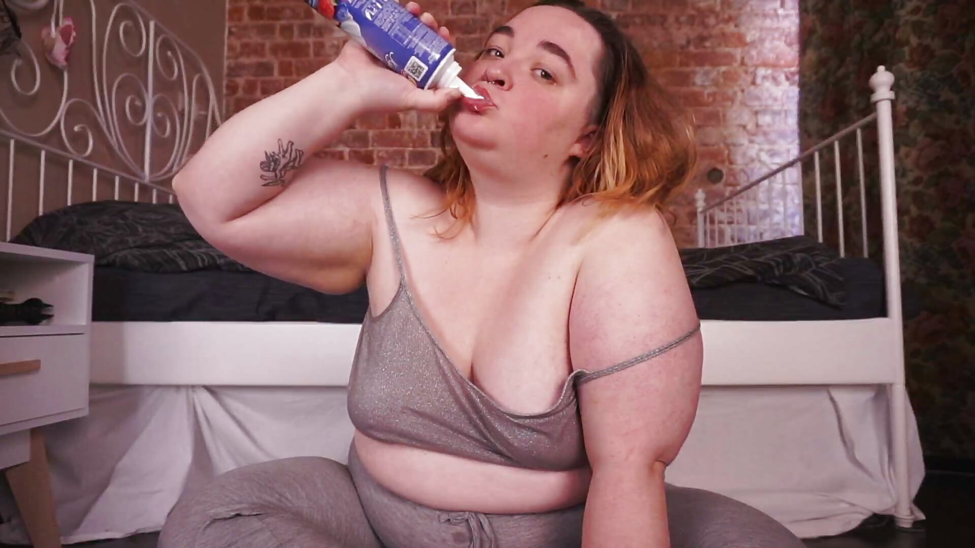 WHIPPED CREAM - vídeo de la modelo de cam ass_gives