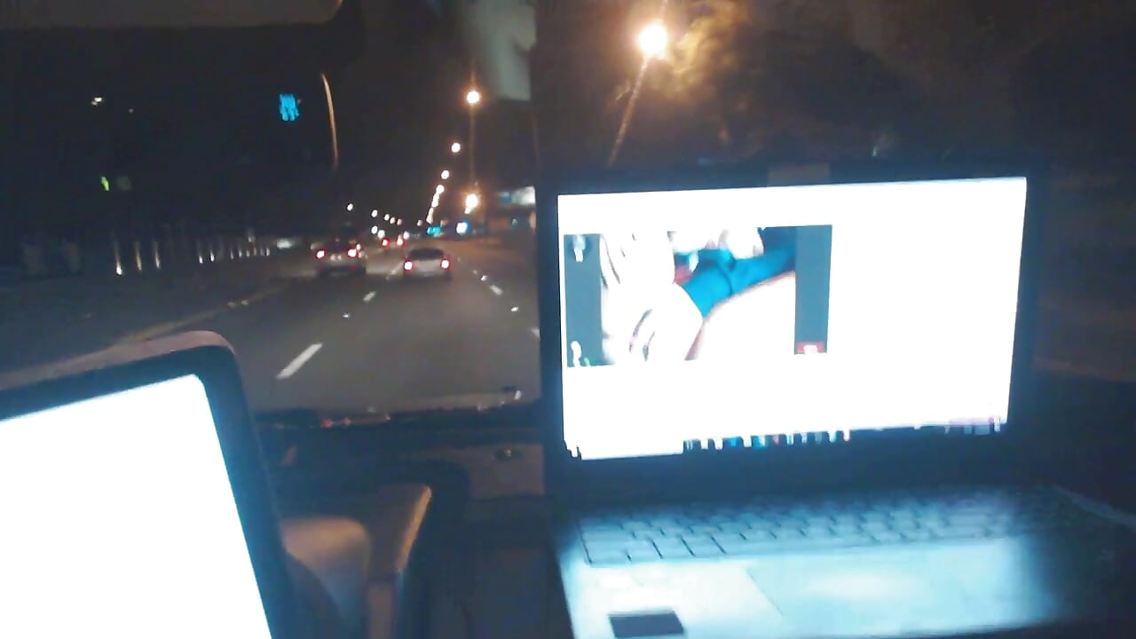Camming in the car - video by Vickiebee cam model