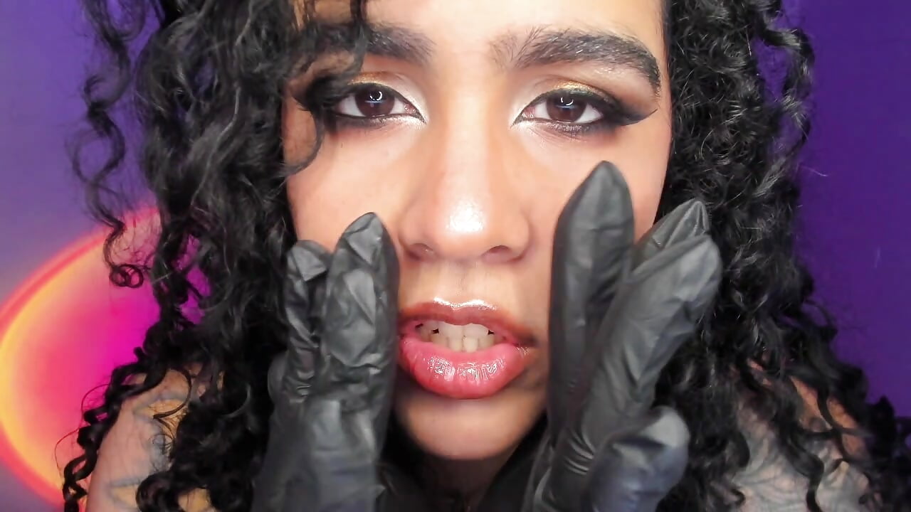 Stare into my eyes... 🖤 Black Latex Glove & Voice Tease - video av Amber_smith20 cam-modell