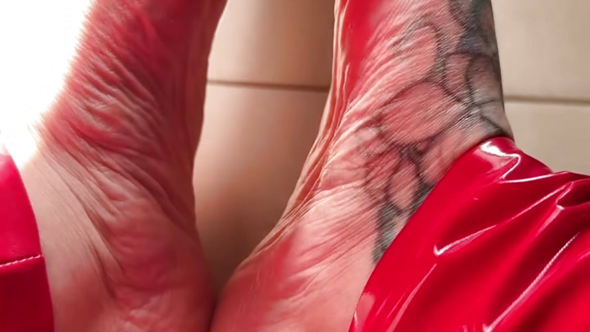 Look how my toes hold this huge BBC… - video kisicaxx kameramallilta