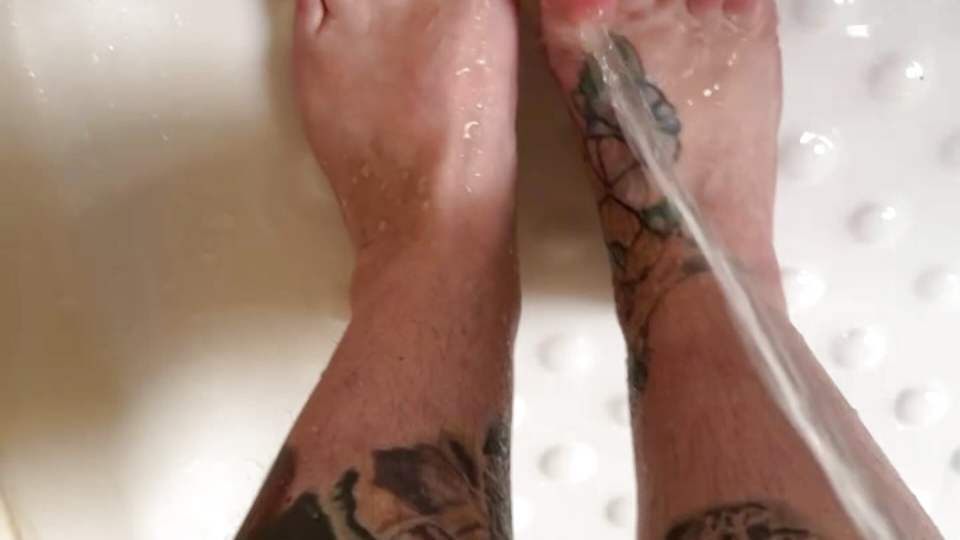 my soft wet feet under the hot shower - Vídeo de kisicaxx, modelo de vídeos