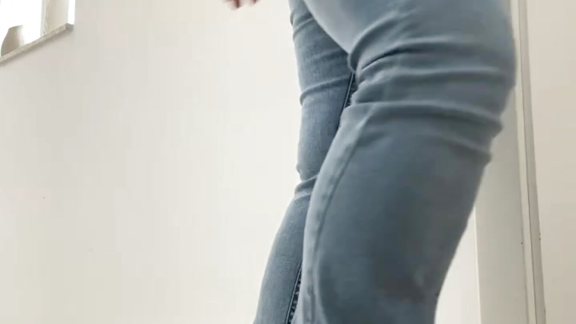 Teasing you, barefoot and ready - video av kisicaxx cam model