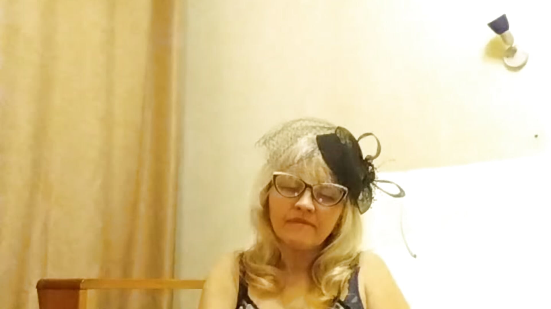 A woman in a hat and red shoes jumps on a phallus with her buttocks. She cums and moans. - відео від вебкаммоделі larawet