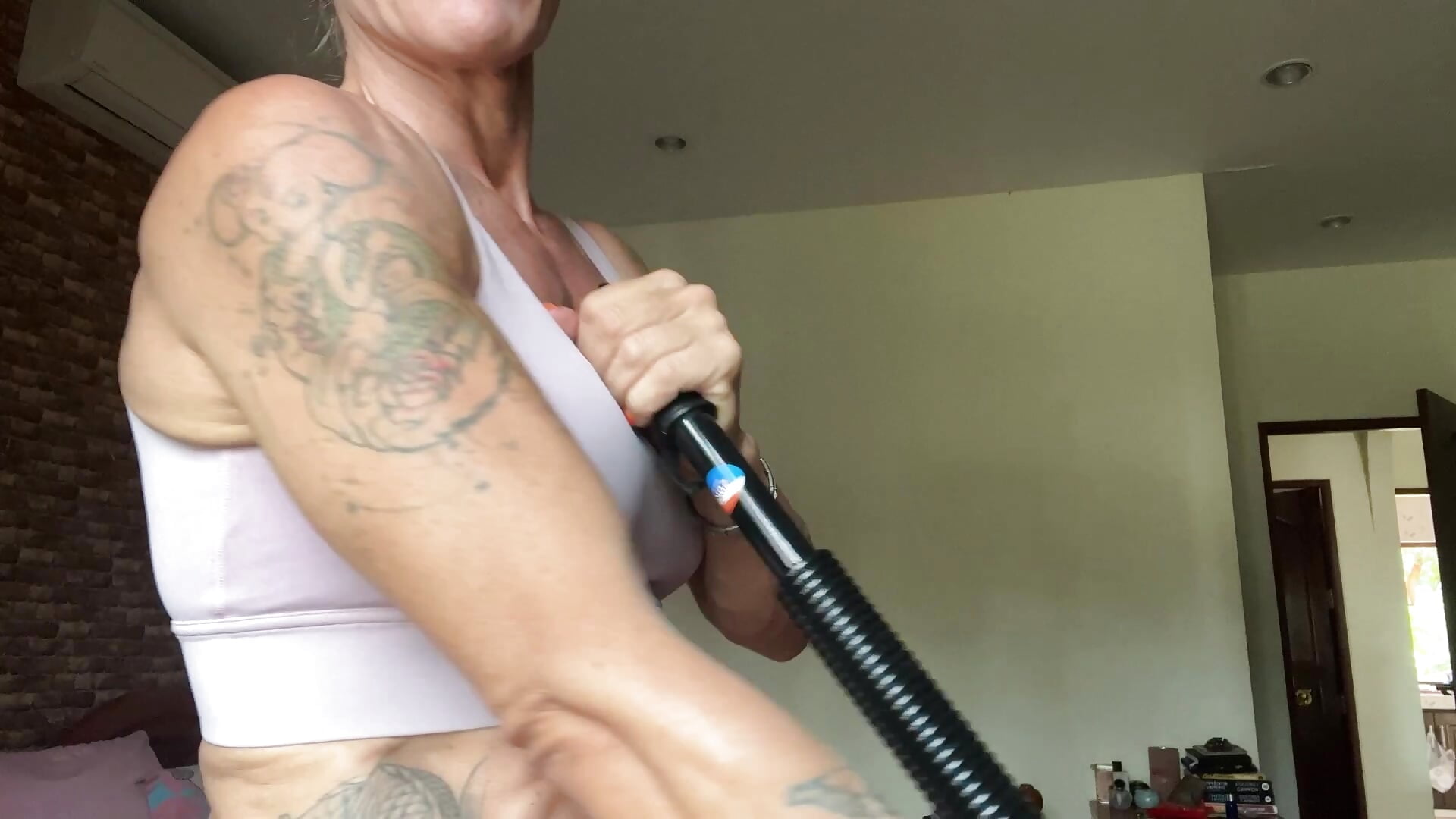 flex  biceps and pump veins with power twister no nude - video by mommyselenafit_ cam model