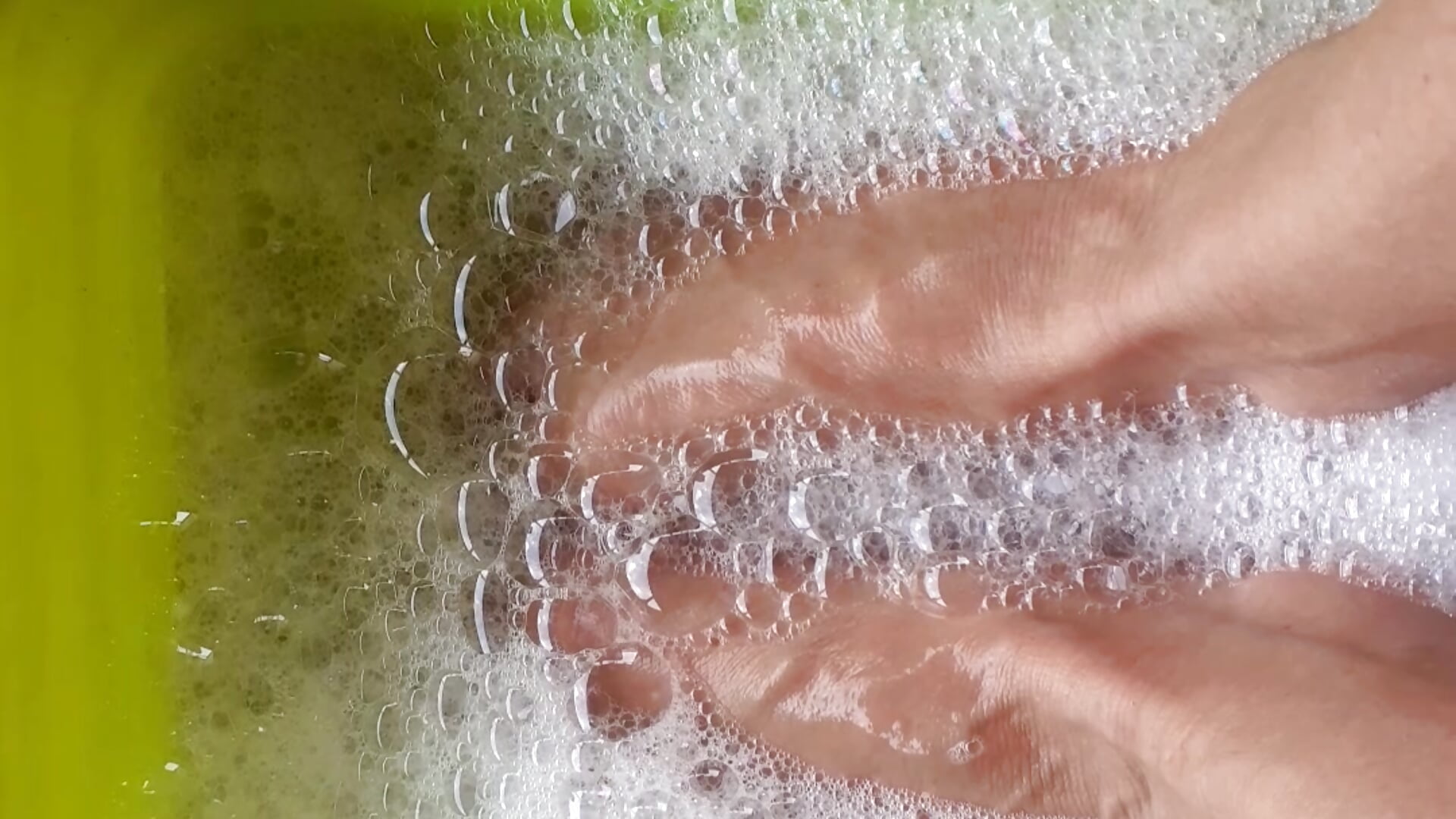 Footsie bubble bath - video by mommyselenafit_ cam model