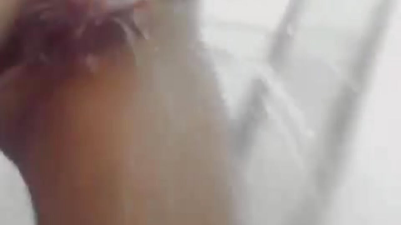 big squirt fountain in bathroom-カメラキャストのvalentina_fiの動画