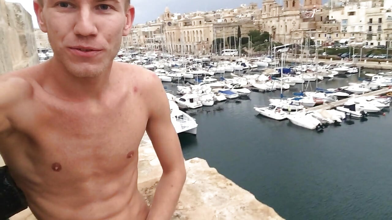 Cum on the castle (not joke)🏰－カメラキャストのVuittonの動画