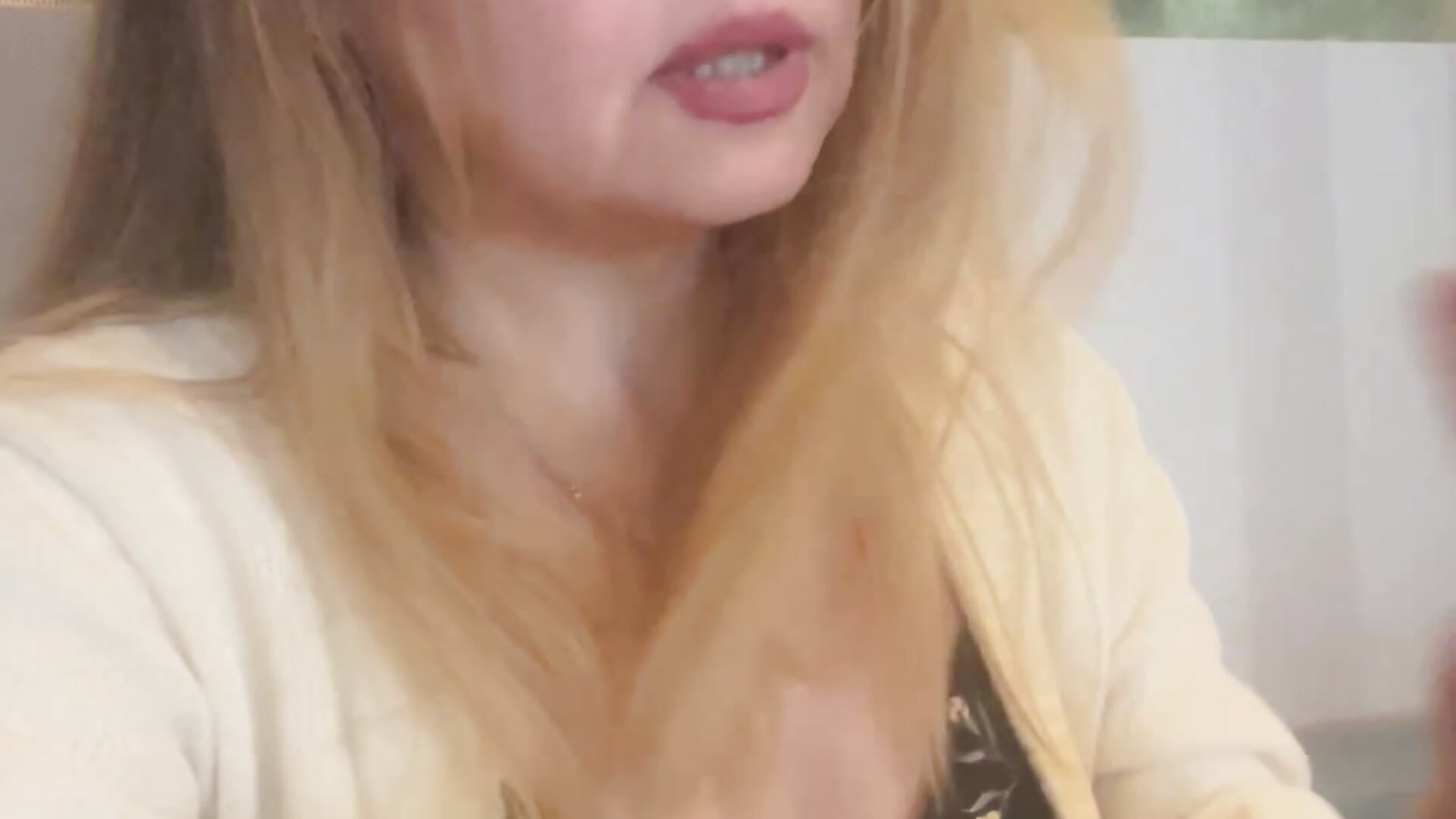 Hello  my dear 💁🏼‍♀️ Isn’t Me 🥰 - vídeo de la modelo de cam Suzanele