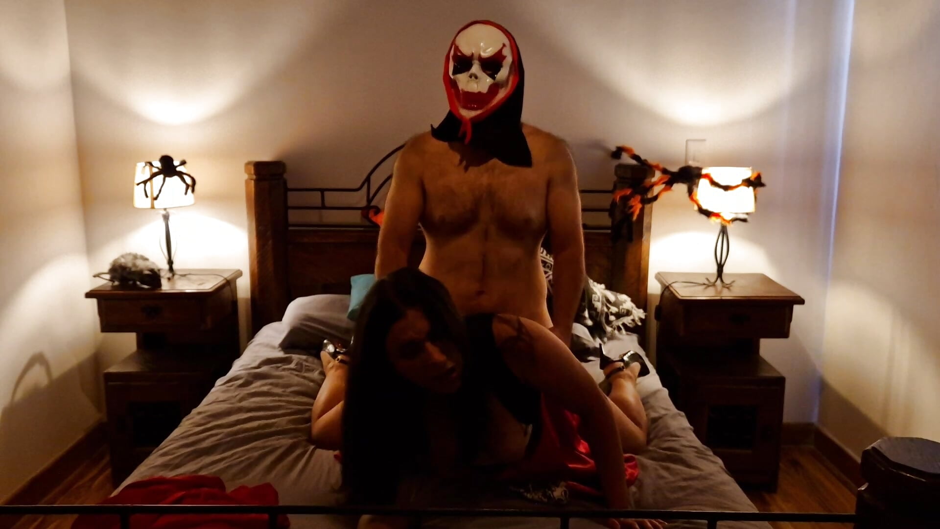 HALLOWEEN! Cappuccetto rosso scopa con un demone, sborrata sulle tette! Video con cazzo vero! - סרטון של DenisseTits