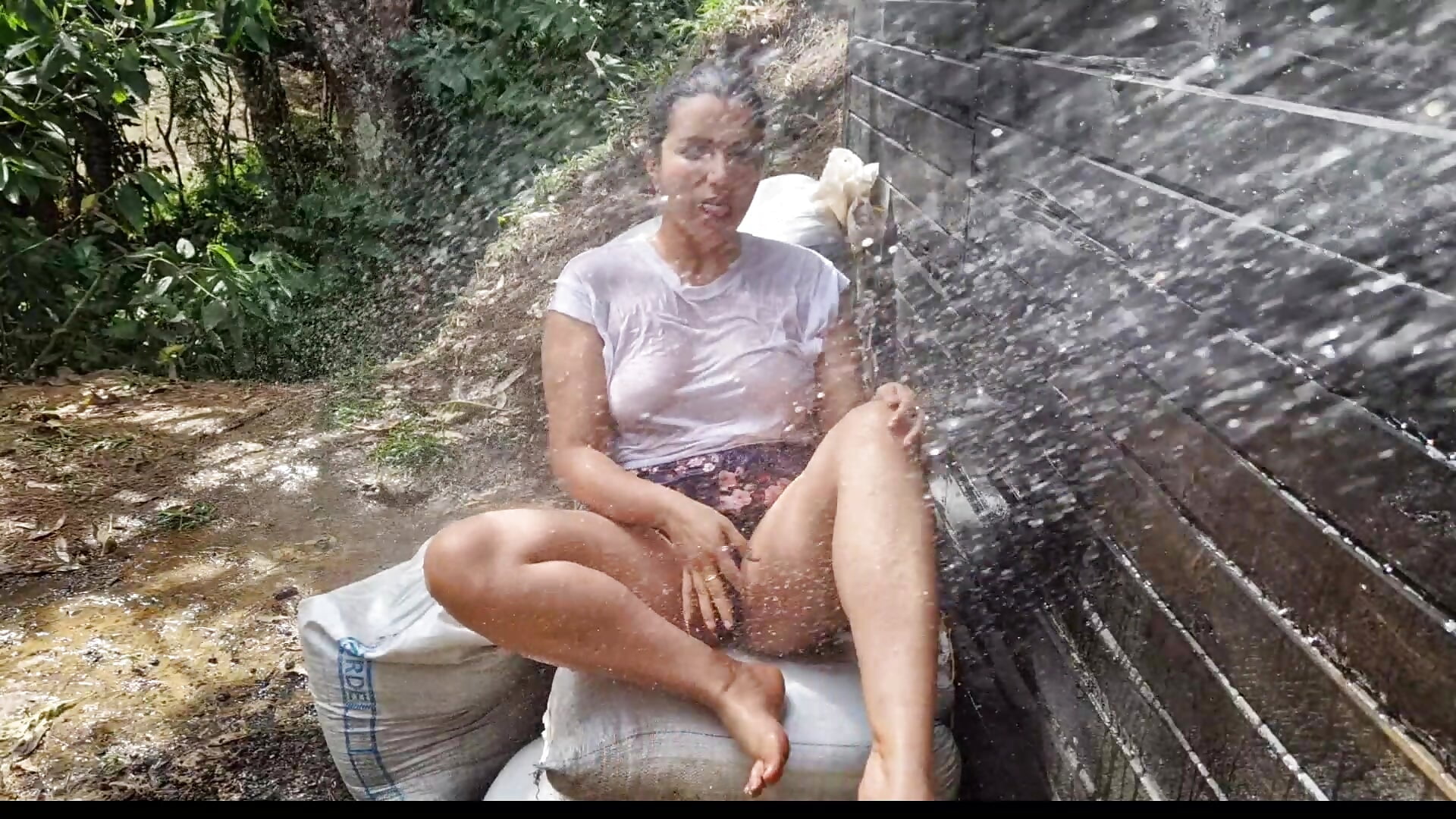 Maglietta bagnata all'aperto! Wet T-Shirt ourdoor! - video by DenisseTits cam model