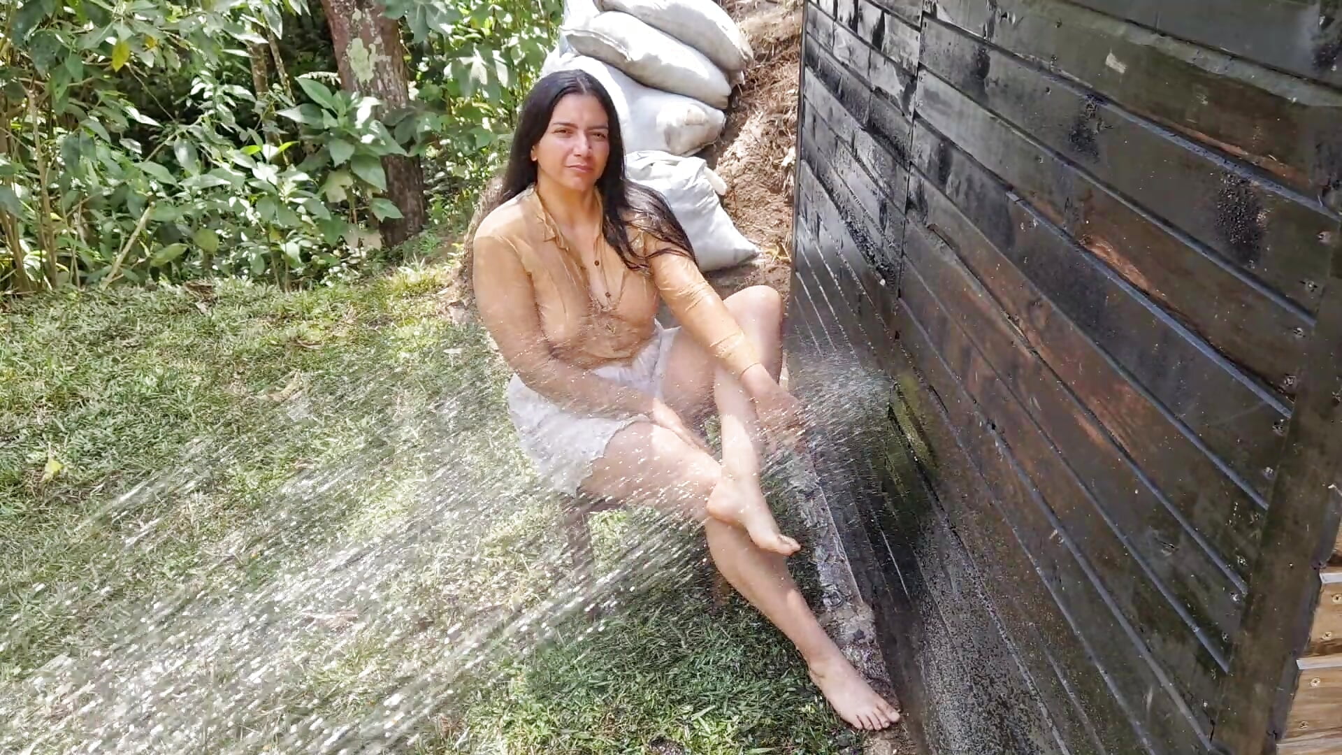 Sono tutta bagnata all'aperto! - Outdoors: I'm all wet! - video by DenisseTits cam model