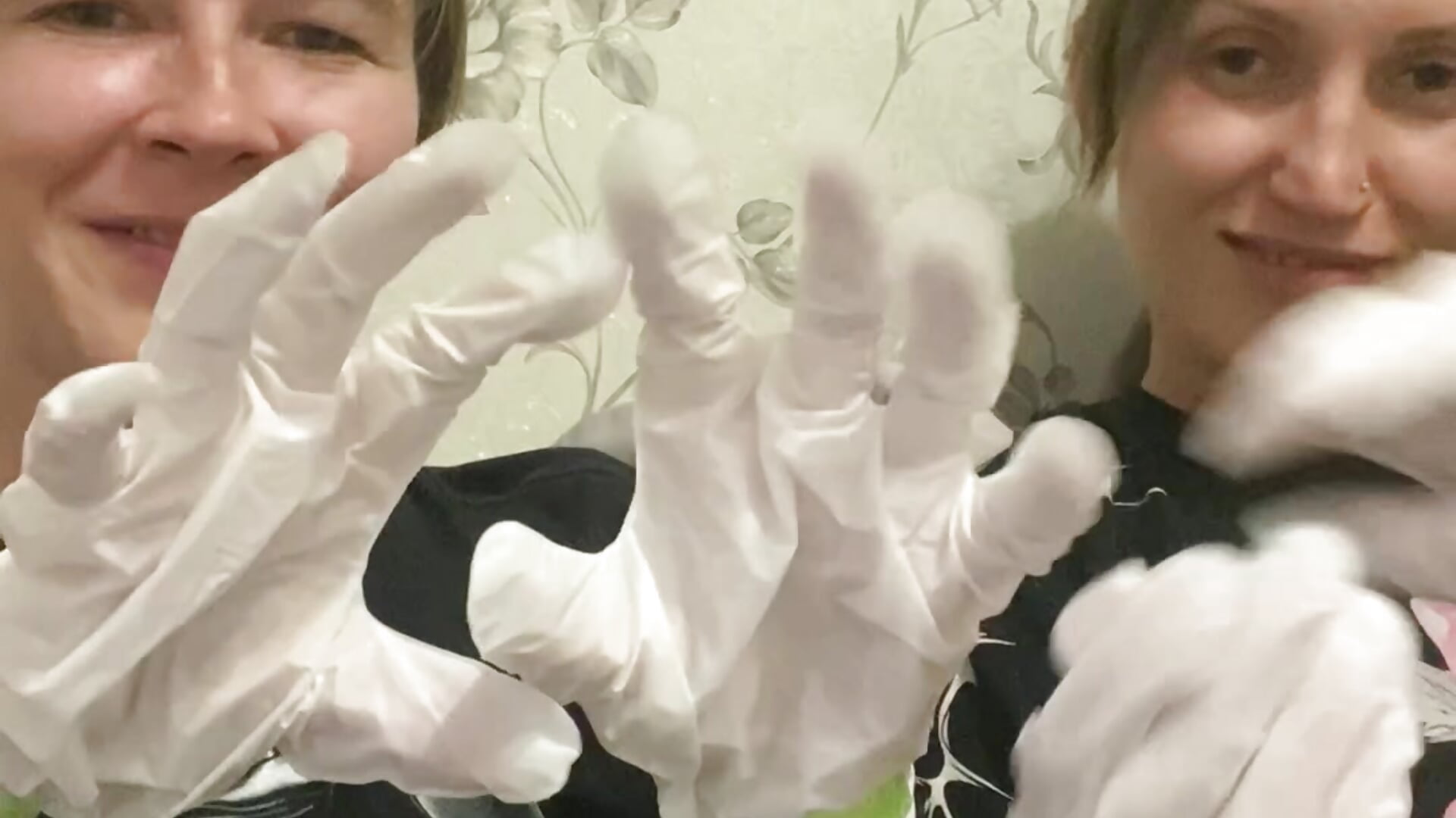 funny hands－カメラキャストのHelldollzの動画