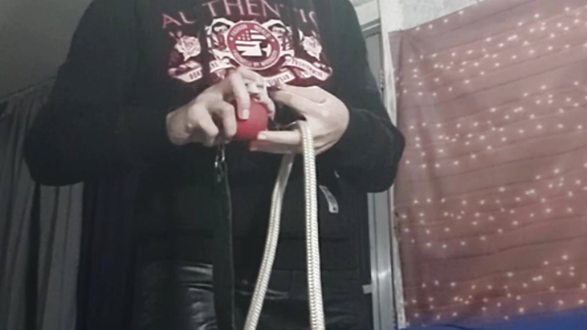 Humilhação hardcore extrema com spank e podolatria usando calça de couro - Video von Venusluxodomme Cam-Model