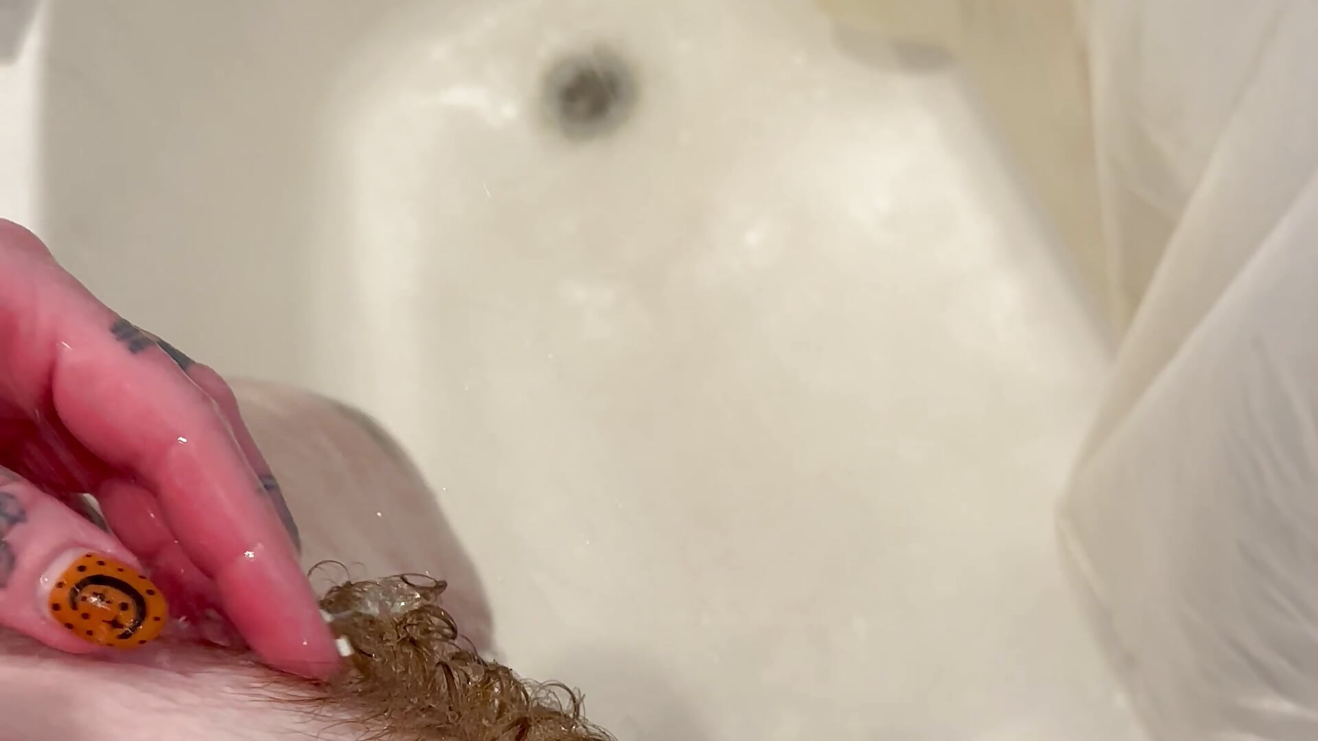 Sudsing up and washing my beautiful bush in the shower - video oleh model kamera PussiesnCream_