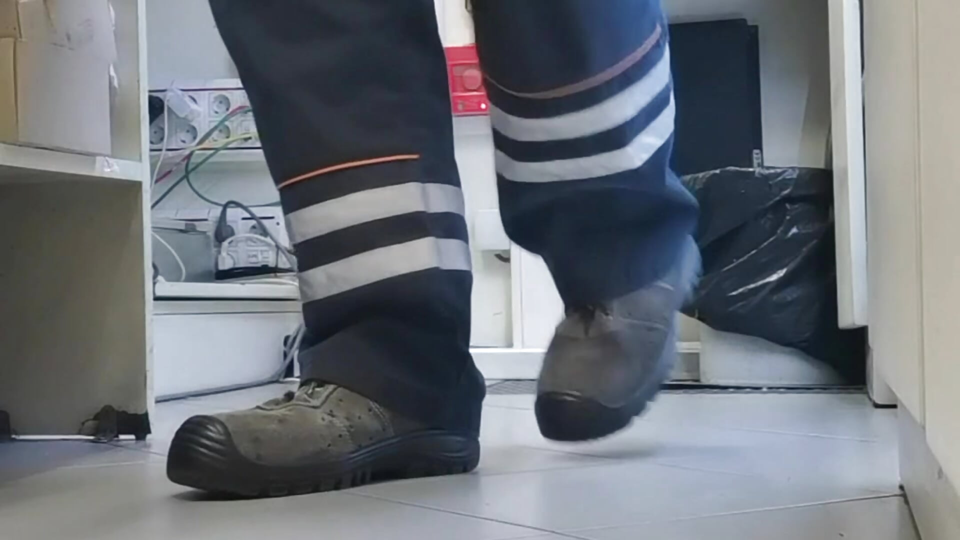 Dog pose in store - video by Blog100vergonhas cam model