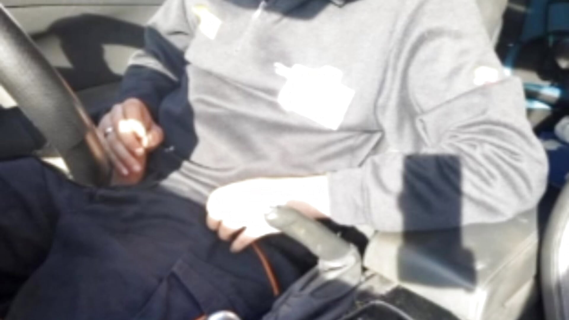 Acariciando a picha no carro - video by Blog100vergonhas cam model